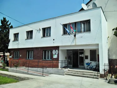 Hivatalfelújítás előtte