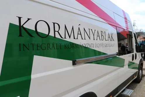 'Kormányablak busz Ácsteszéren' cikk borítóképe