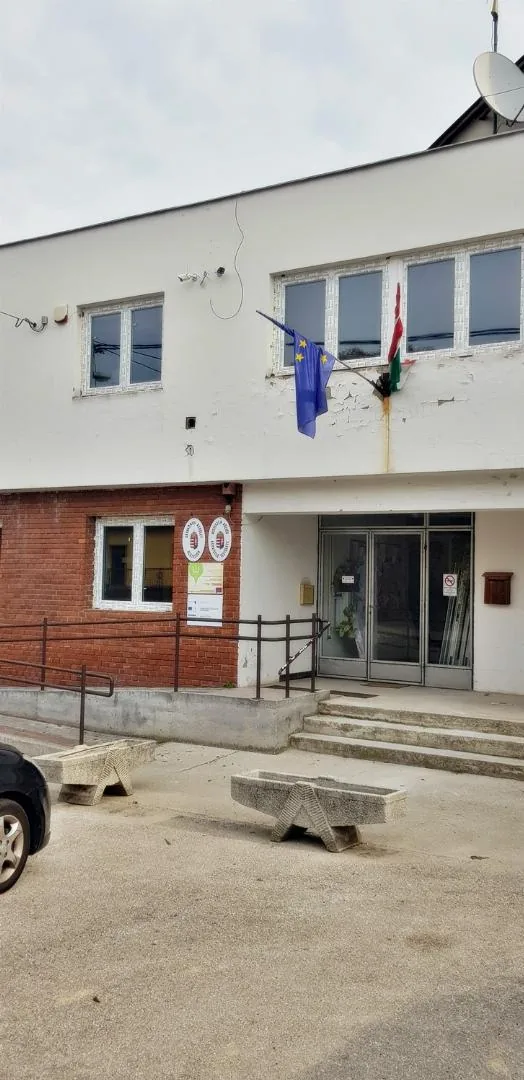 Hivatalfelújítás előtte