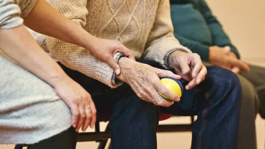'Idősek, betegek, fogyatékkal élők segítése otthonukban!' cikk borítóképe